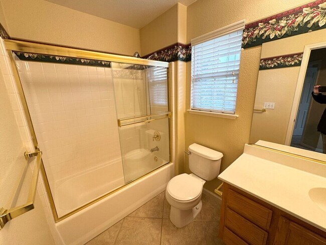 Building Photo - STUNNING & SPACIOUS 4 BEDROOM HOME IN LIVE...