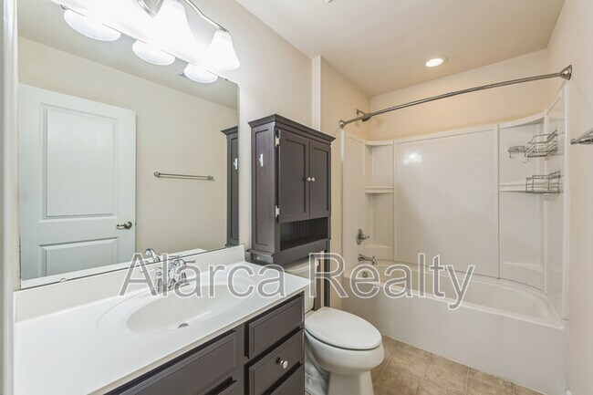 Building Photo - 2455 Silverthorn Dr