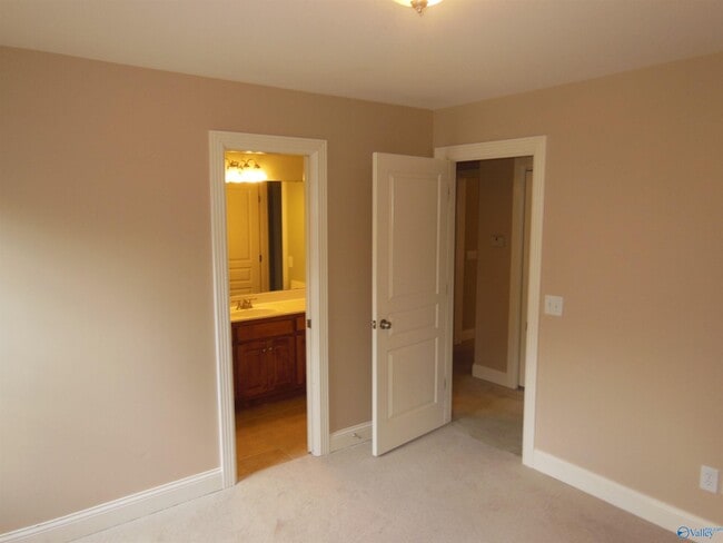 Building Photo - 2604 Little Cove Rd