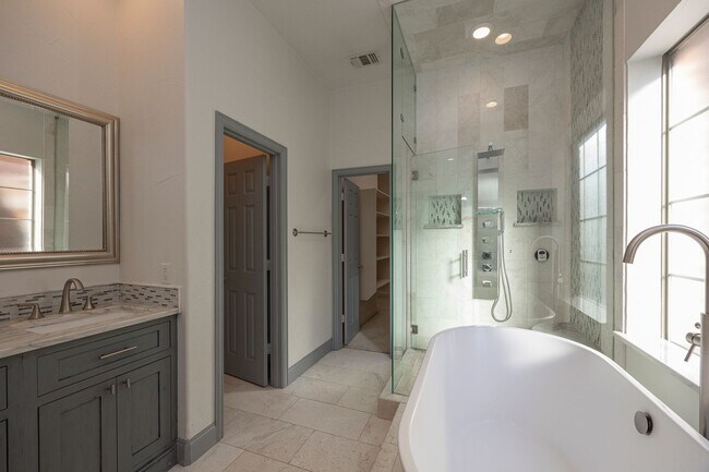 Building Photo - Spacious and beautifully designed with 5 bedrooms, 4 bath in a desirable location.