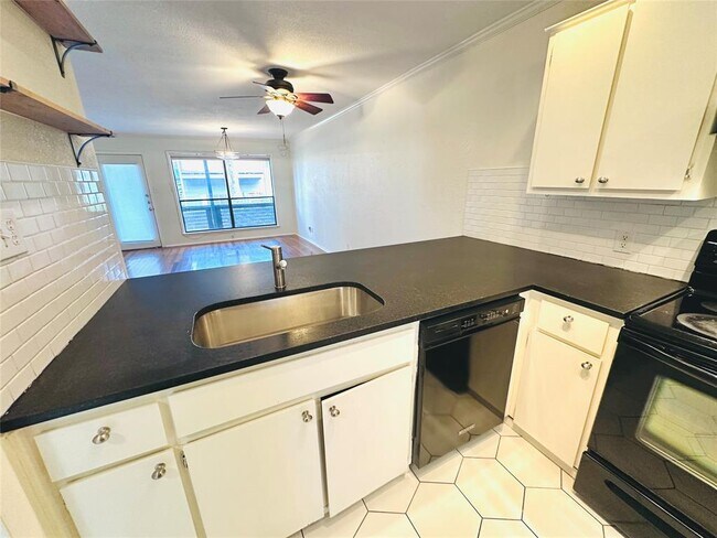 Building Photo - 1101 Hollow Creek Dr