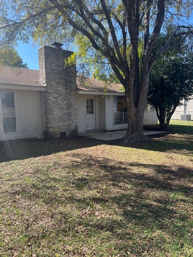 Building Photo - 3 Bedroom 2 Bathroom Georgetown Home