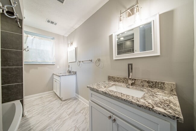 Building Photo - 4 bedroom/3 bath, 3711 sqft in Midtown!