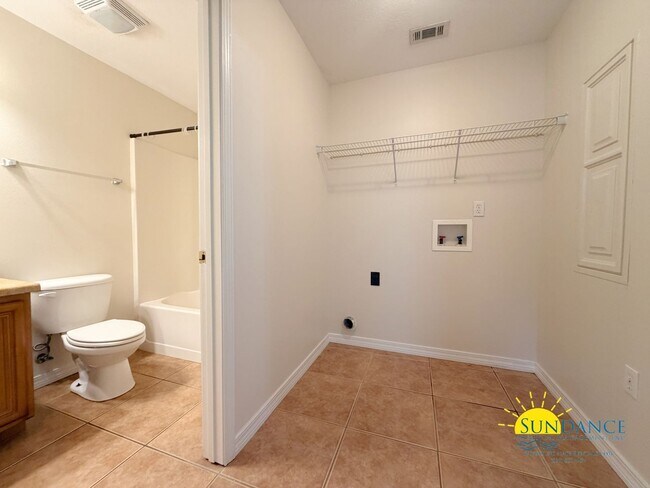 Building Photo - Updated 2 Bedroom in great Fort Walton Beach location!