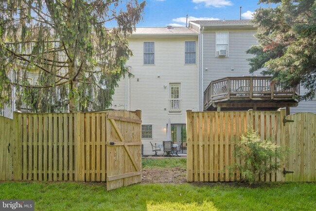Building Photo - 8872 Stable Forest Pl