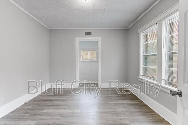 Building Photo - 716 Loeb St