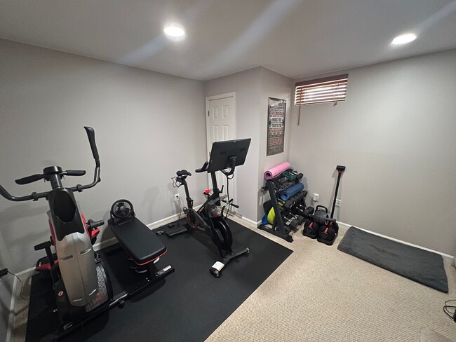 Building Photo - Impressive 4 Bedroom 3.5 Single-Family Hom...