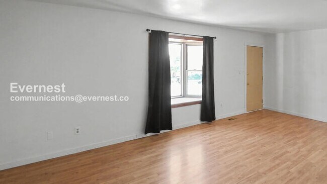 Building Photo - 4 Bed/2 Bath Home with Fenced Yard & Garage / Available Soon!