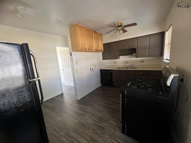 Building Photo - 1421 Tanbark Rd