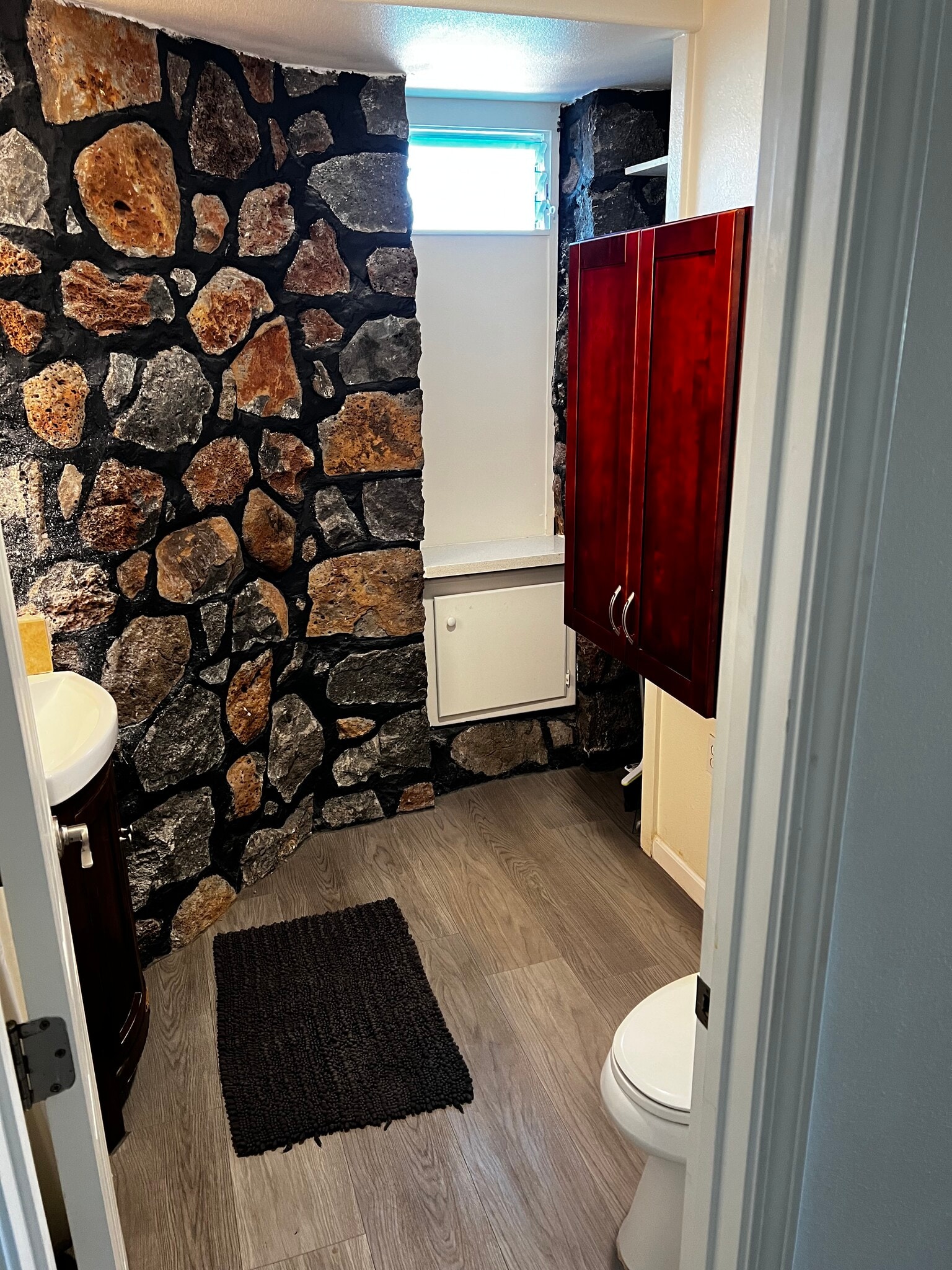 bathroom - 2142 Damon St