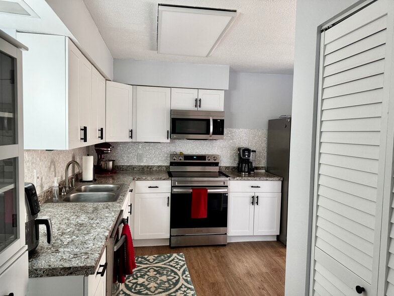 Building Photo - 2220 Bahia Vista St