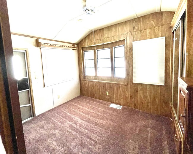 Building Photo - One Bedroom Mobile Home in the beautiful 5...