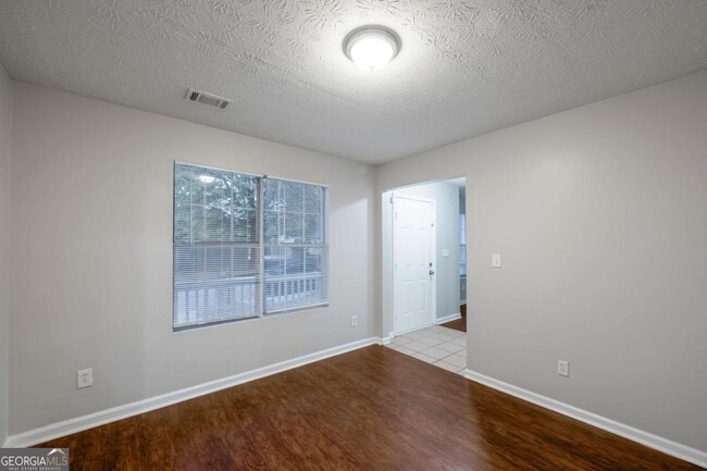 Building Photo - 614 Waynes Ct SE