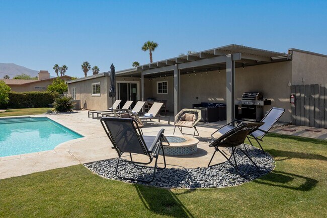 Building Photo - Family-Friendly Oasis in North Palm Springs