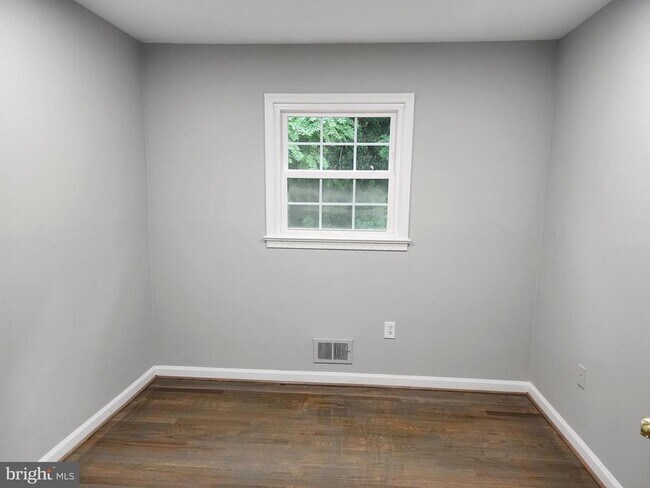 Building Photo - 14477 Village Dr