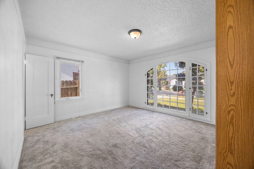 Building Photo - 301 N Janss St