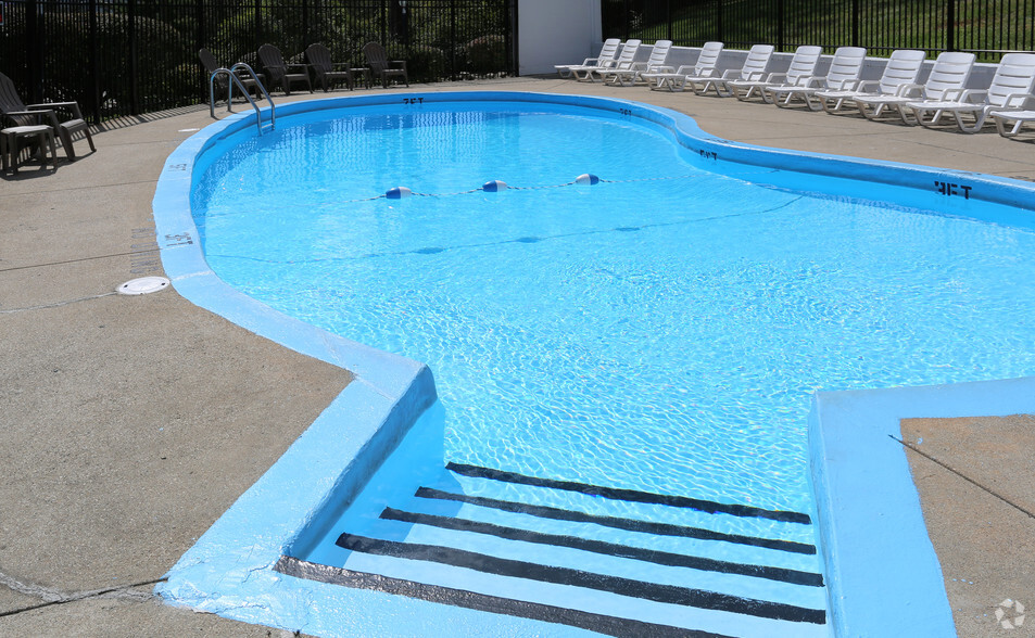 Pool - Grandin Bridge Apartments