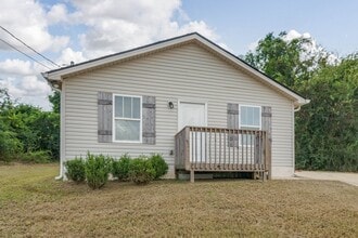 Building Photo - Nice 3 Bed 2 Bath House Available Now! Cal...