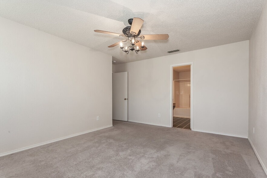 Building Photo - 10216 Aurora Dr