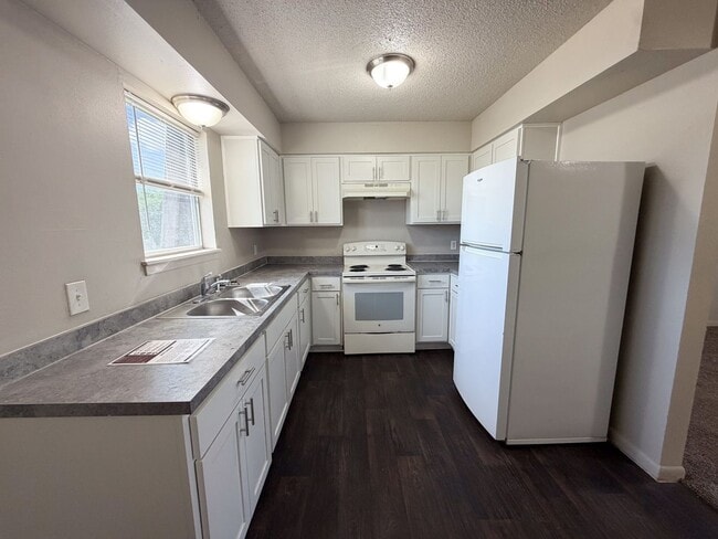 Building Photo - Willow Court Apartments, Unit 204 - 2 Bedroom, 1 Bathroom Apartment Home in Mexia, TX!