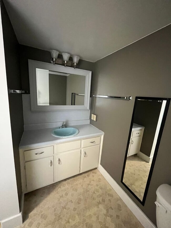 Building Photo - Spacious 3-Bedroom Farmhouse for Rent – Peaceful Country Living