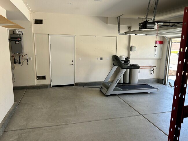 Building Photo - 10960 Knoxville Way