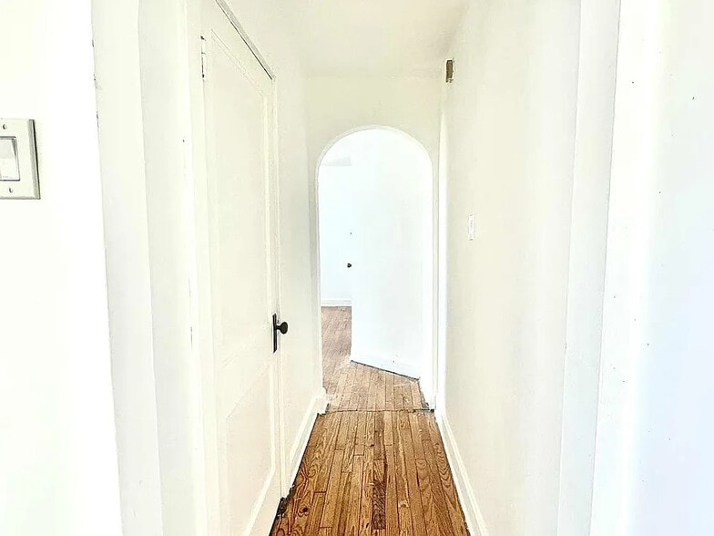 Building Photo - 212 S Chestnut St