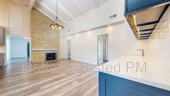 Building Photo - 475 Country Club Dr