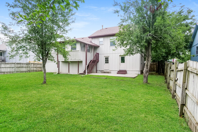 Building Photo - Spacious 4-Bedroom Home