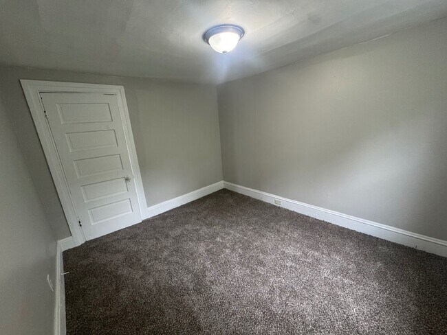 Building Photo - Charming 3-Bedroom Property in Prime Location