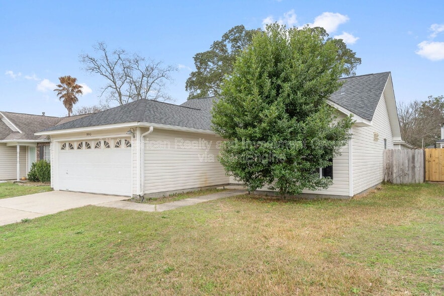 Building Photo - 993 John Wayne Cir