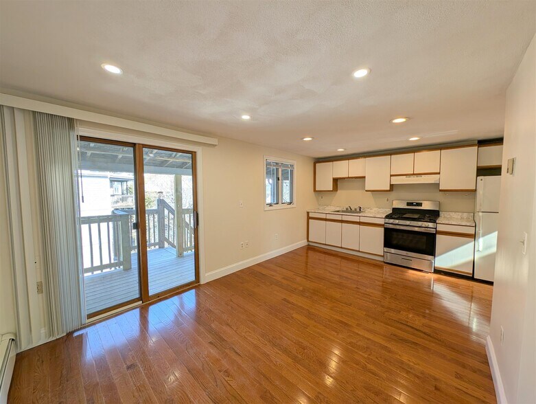 Primary Photo - 6 Evergreen Sq