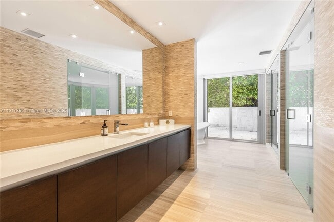 Building Photo - 1 Collins Ave