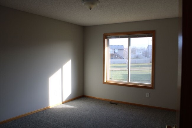 Building Photo - Charming 2BR/2BA Townhome in Prime Location