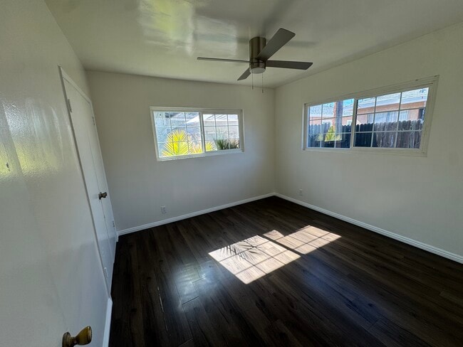 Building Photo - 833 W Walnut Ave