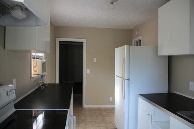 Building Photo - 2 Bedroom / 2 Bath Apartment with w/d hook...