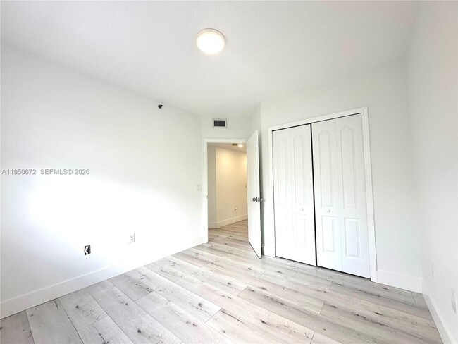 Building Photo - 9340 Fontainebleau Blvd