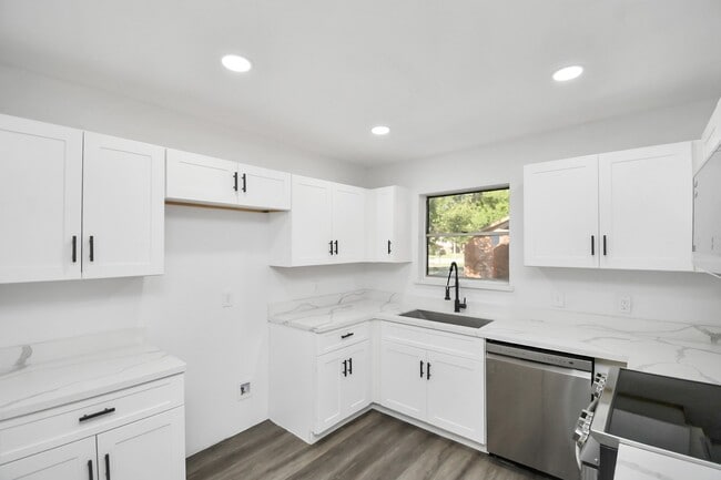 Building Photo - 7022 Castleview Ln