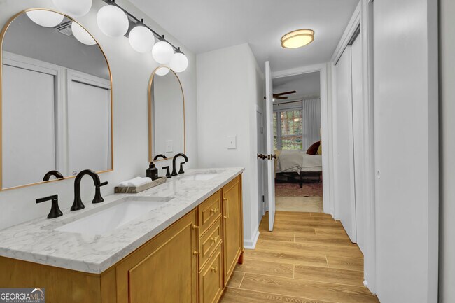 Building Photo - 12 Vista Square NW