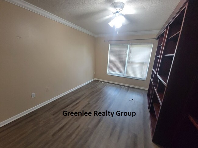 Building Photo - Updated 1st floor condo – 2 Bed/2 Bath- Ga...