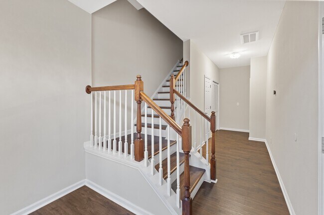Building Photo - 611 Carlton Commons Ln