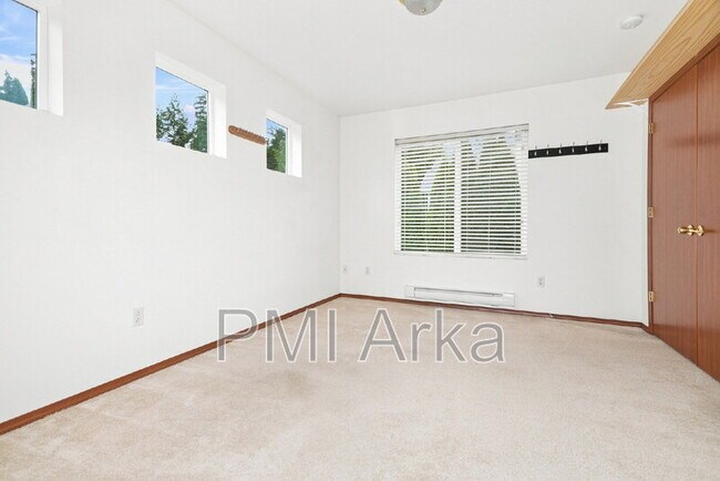 Building Photo - 11048 Elliston Way NE