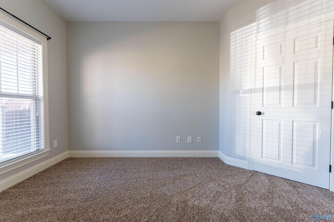 Building Photo - 525 W Mossyleaf Dr SW