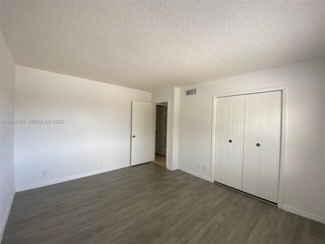 Building Photo - 369 Lakeview Dr