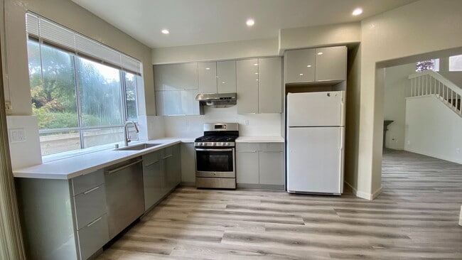 Building Photo - 115 Keil Bay