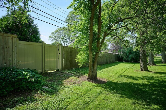 Building Photo - 1226 Longmeadow Dr