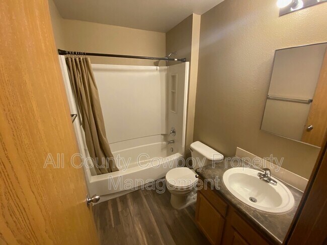 Building Photo - 535 E Mitchell St