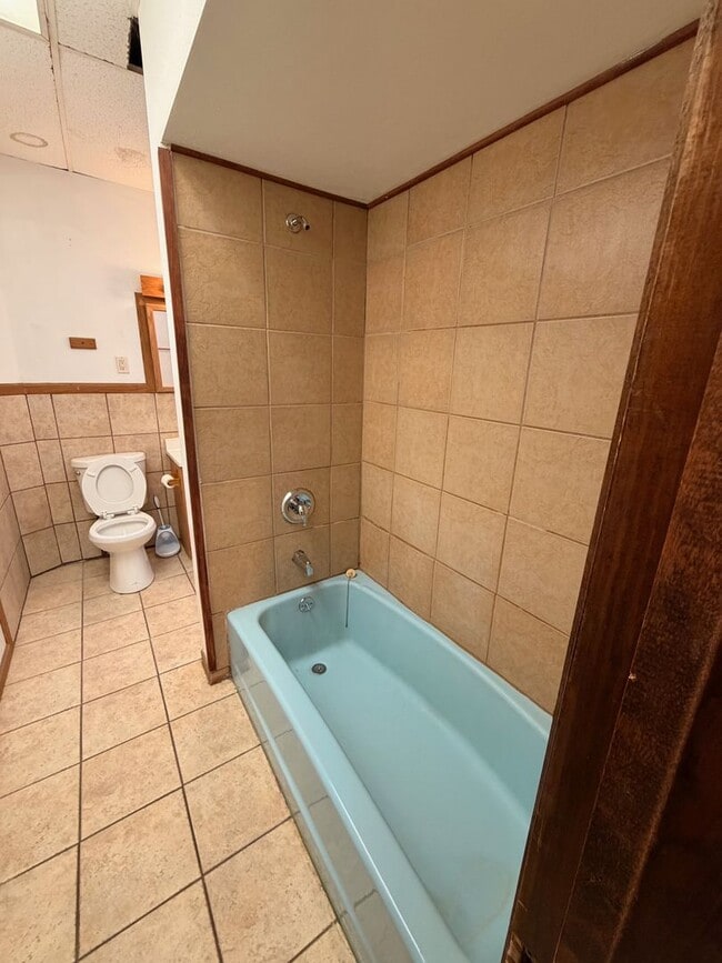 Building Photo - 3232 N Bartlett Ave