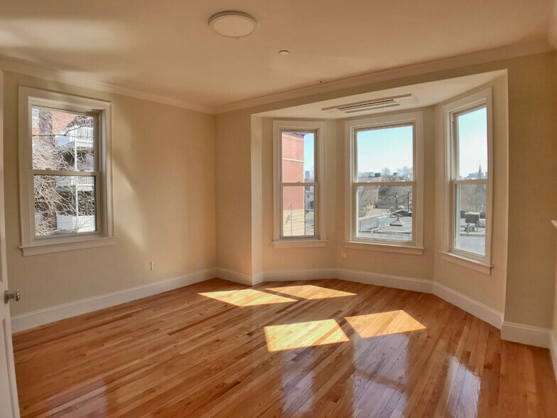 Building Photo - 12 Harris St