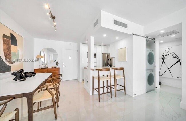 Building Photo - 1000 West Ave